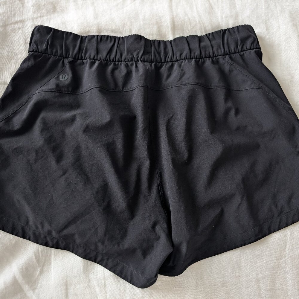 Lululemon Athletica Black Stroll at Sundown Mid-Rise Sho Shorts — Women’s Size 6 - Picture 3 of 6